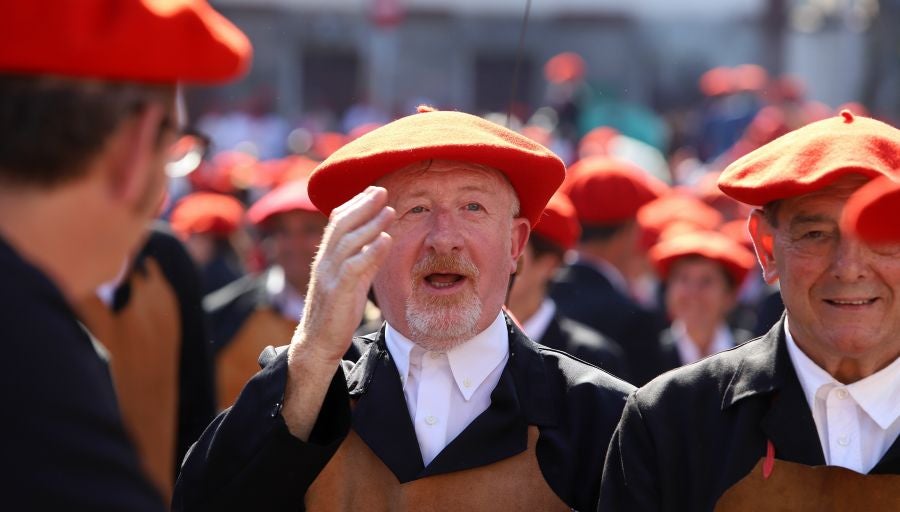 El Alarde público ha contado con el apoyo de la la adjunta del Ararteko, Julia Hernández, de la directora de Emakunde, Izaskun Landaida, la portavoz de EH Bildu en el Parlamento vasco, Maddalen Iriarte, así como de representantes de PSE-EE Ezker Anitza-IU y Podemos