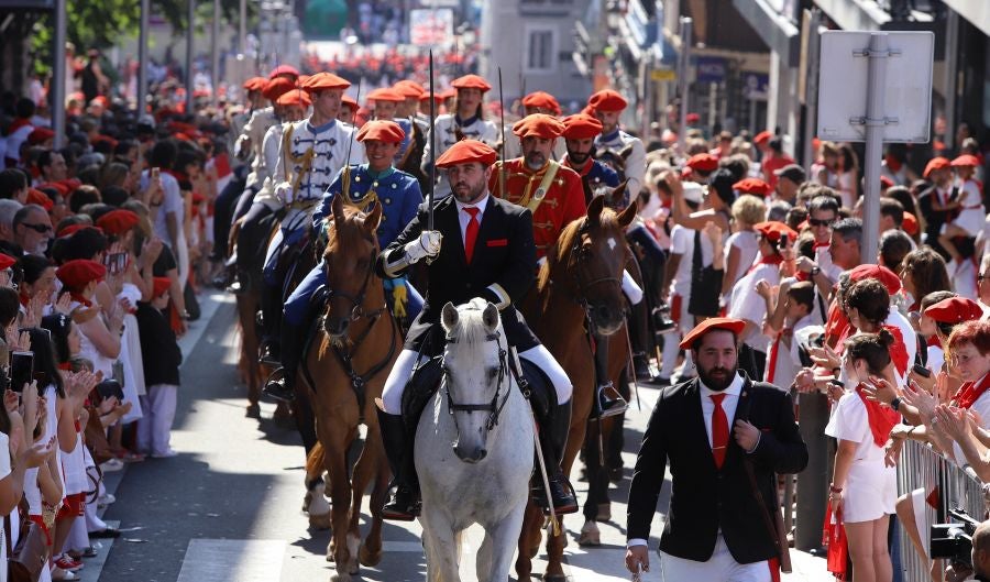 El Alarde público ha contado con el apoyo de la la adjunta del Ararteko, Julia Hernández, de la directora de Emakunde, Izaskun Landaida, la portavoz de EH Bildu en el Parlamento vasco, Maddalen Iriarte, así como de representantes de PSE-EE Ezker Anitza-IU y Podemos