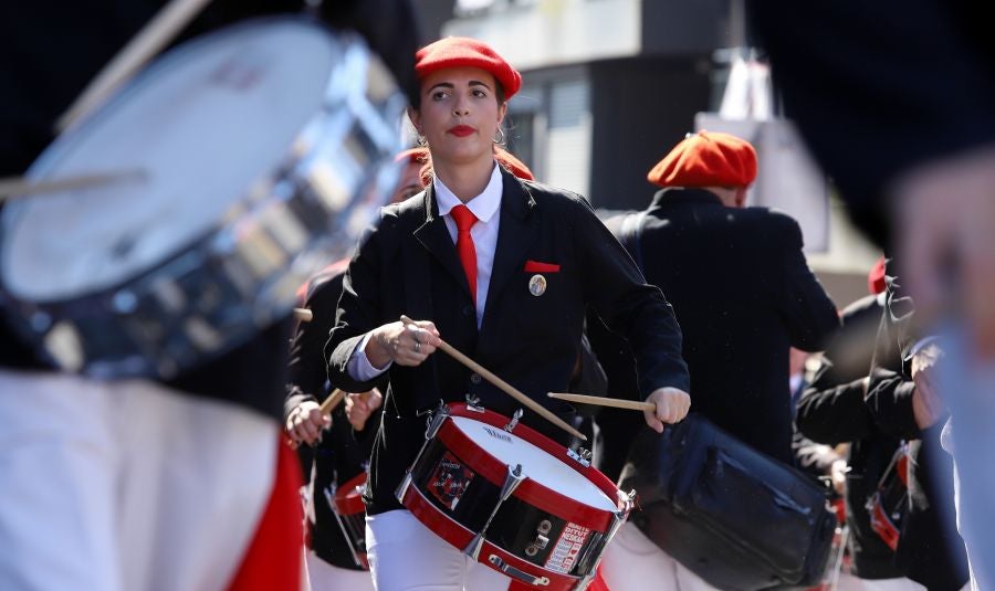 El Alarde público ha contado con el apoyo de la la adjunta del Ararteko, Julia Hernández, de la directora de Emakunde, Izaskun Landaida, la portavoz de EH Bildu en el Parlamento vasco, Maddalen Iriarte, así como de representantes de PSE-EE Ezker Anitza-IU y Podemos