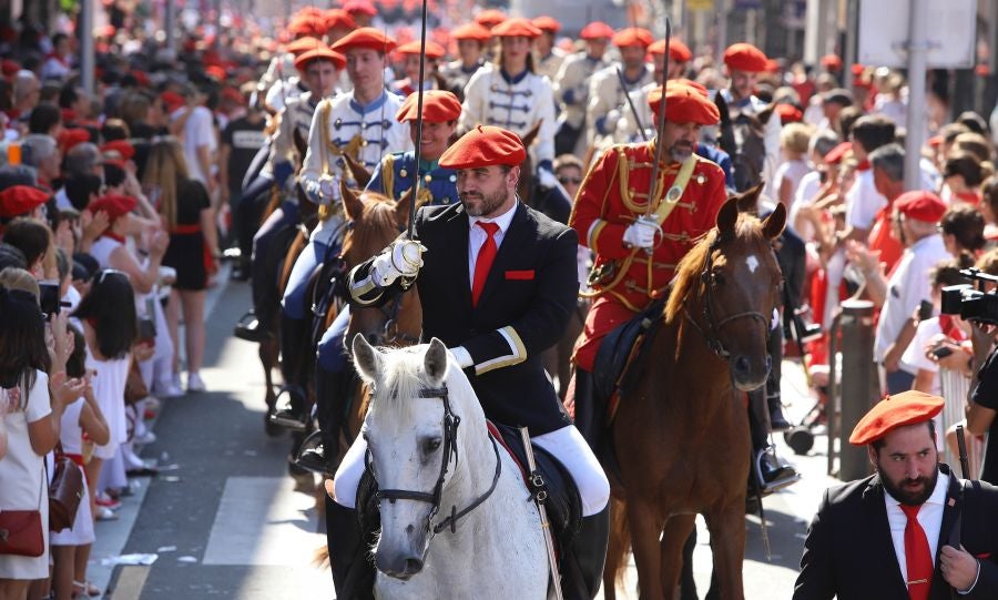 El Alarde público ha contado con el apoyo de la la adjunta del Ararteko, Julia Hernández, de la directora de Emakunde, Izaskun Landaida, la portavoz de EH Bildu en el Parlamento vasco, Maddalen Iriarte, así como de representantes de PSE-EE Ezker Anitza-IU y Podemos