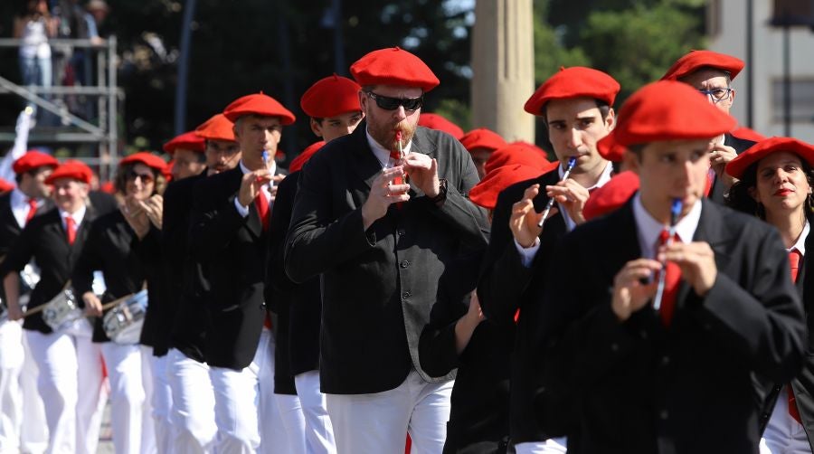 El Alarde público ha contado con el apoyo de la la adjunta del Ararteko, Julia Hernández, de la directora de Emakunde, Izaskun Landaida, la portavoz de EH Bildu en el Parlamento vasco, Maddalen Iriarte, así como de representantes de PSE-EE Ezker Anitza-IU y Podemos