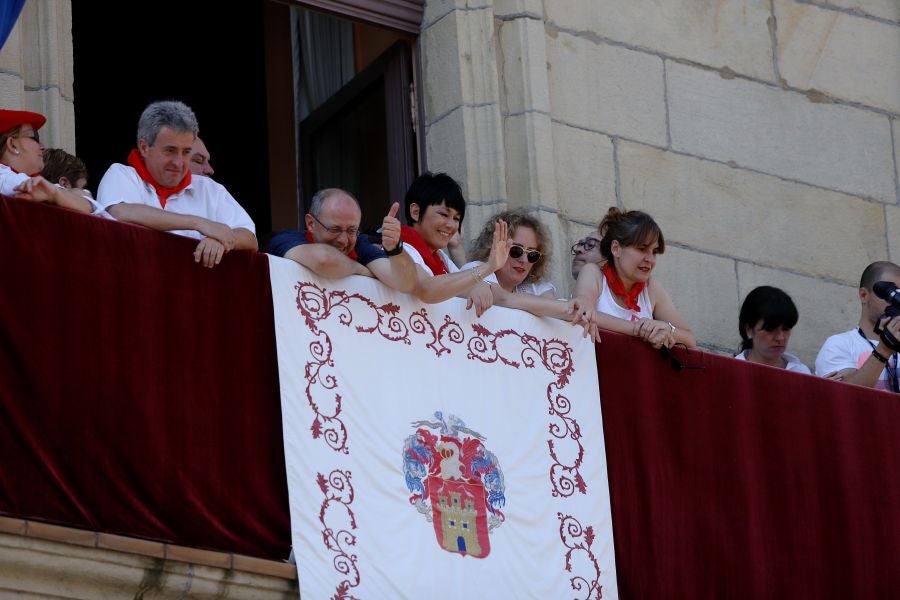 El Alarde público ha contado con el apoyo de la la adjunta del Ararteko, Julia Hernández, de la directora de Emakunde, Izaskun Landaida, la portavoz de EH Bildu en el Parlamento vasco, Maddalen Iriarte, así como de representantes de PSE-EE Ezker Anitza-IU y Podemos