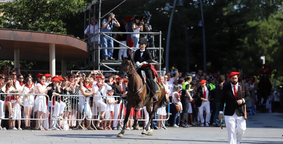 El Alarde público ha contado con el apoyo de la la adjunta del Ararteko, Julia Hernández, de la directora de Emakunde, Izaskun Landaida, la portavoz de EH Bildu en el Parlamento vasco, Maddalen Iriarte, así como de representantes de PSE-EE Ezker Anitza-IU y Podemos