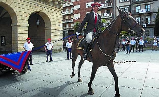 A la carrera. La general, Inma Landa, a punto de poner a correr a su montura para descubrir los cañones de la Artillería. 