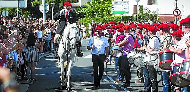 Buenos Amigos. El general, Paco Carrillo, durante la visita a la compañía Buenos Amigos, que realiza su Revista de Armas junto al puente de la regata de Artia. 