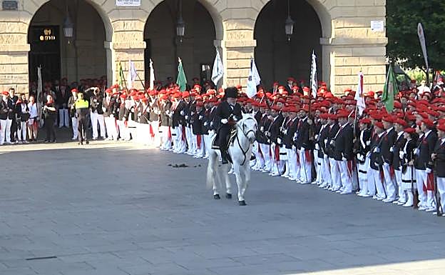 El general Paco Carrillo pasa revista en la plaza San Juan.