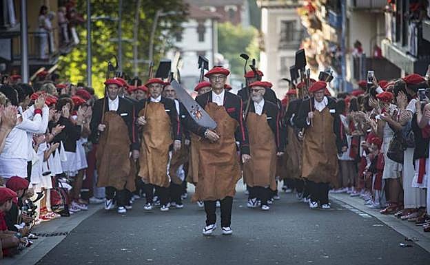 Imagen. El Alarde Tradicional, en fotos. En ésta, Juanjo Martínez da los primeros pasos del Alarde tradicional. 