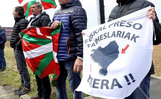 Todos los sindicatos vascos exigen el fin de la dispersión de los presos de ETA