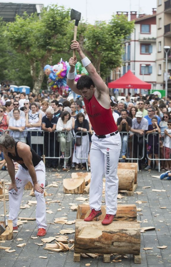 A pesar de lo largo e intenso que fue el sábado en Irun, durante el día grande de los sanmarciales, la ciudad volvió a echarse a la calle ayer para poner el broche de oro a más de una semana de festejos. La plaza Urdanibia fue, un año más, el epicentro del programa del último día de las fiestas de San Pedro y San Marcial.