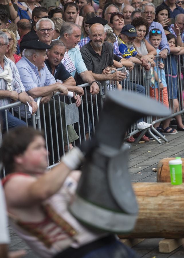 A pesar de lo largo e intenso que fue el sábado en Irun, durante el día grande de los sanmarciales, la ciudad volvió a echarse a la calle ayer para poner el broche de oro a más de una semana de festejos. La plaza Urdanibia fue, un año más, el epicentro del programa del último día de las fiestas de San Pedro y San Marcial.