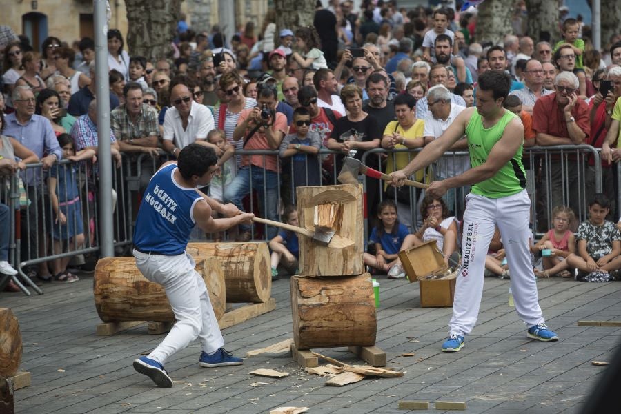 A pesar de lo largo e intenso que fue el sábado en Irun, durante el día grande de los sanmarciales, la ciudad volvió a echarse a la calle ayer para poner el broche de oro a más de una semana de festejos. La plaza Urdanibia fue, un año más, el epicentro del programa del último día de las fiestas de San Pedro y San Marcial.