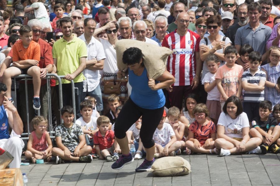 A pesar de lo largo e intenso que fue el sábado en Irun, durante el día grande de los sanmarciales, la ciudad volvió a echarse a la calle ayer para poner el broche de oro a más de una semana de festejos. La plaza Urdanibia fue, un año más, el epicentro del programa del último día de las fiestas de San Pedro y San Marcial.
