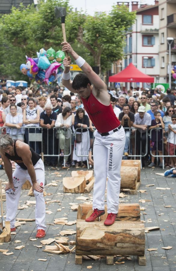A pesar de lo largo e intenso que fue el sábado en Irun, durante el día grande de los sanmarciales, la ciudad volvió a echarse a la calle ayer para poner el broche de oro a más de una semana de festejos. La plaza Urdanibia fue, un año más, el epicentro del programa del último día de las fiestas de San Pedro y San Marcial.