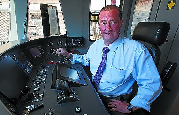 El maquinista, Santi García, en la cabina del Cercanías al terminar la jornada.