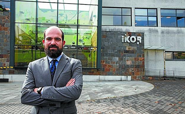 Jon Sierra posa ante la sede de Ikor en el parque tecnológico de Zuatzu, en San Sebastián.