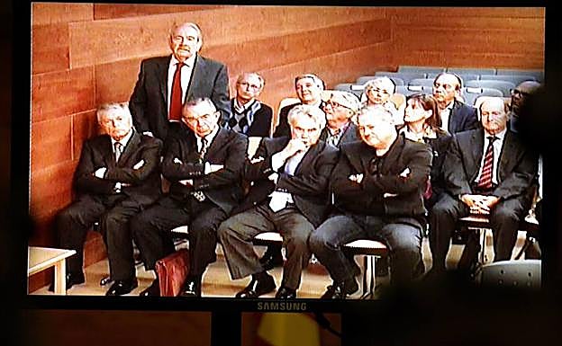 Acusados por apropiación indebida y administración desleal por el cobro de 600.000 euros en dietas cobradas por el presidente y varios consejeros de la CAM. 