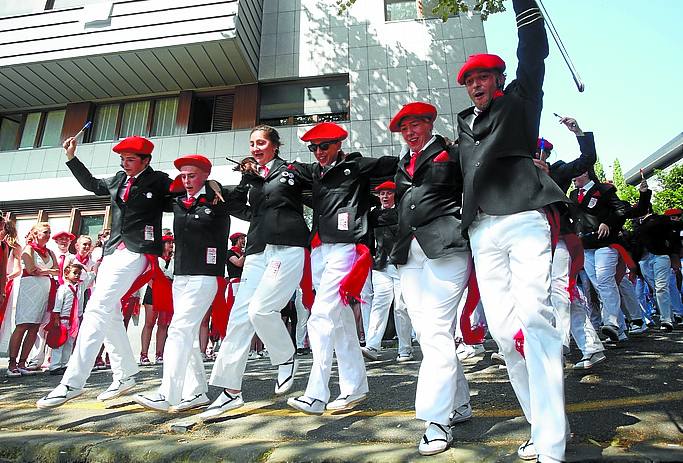 Un grupo de soldados y su capitán saltan abrazados al son del 'Joló' en la bajada a la iglesia. 