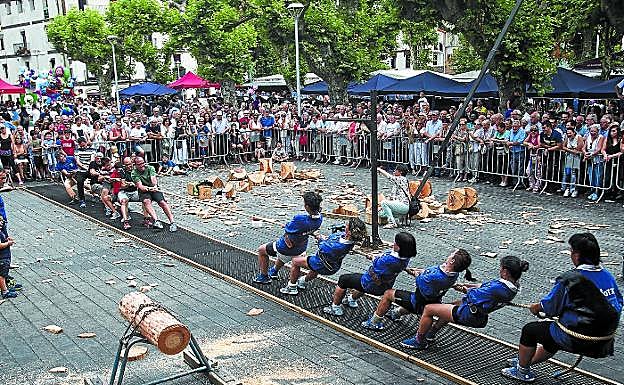 Una cuadrilla de chicos y las chicas de Badaiotz Taldea disputan la emocionante sokatira. 