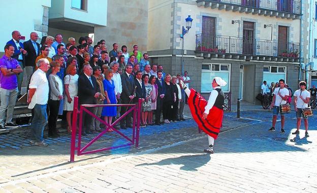 Recibimiento con aurresku a las personas invitadas al Pleno.