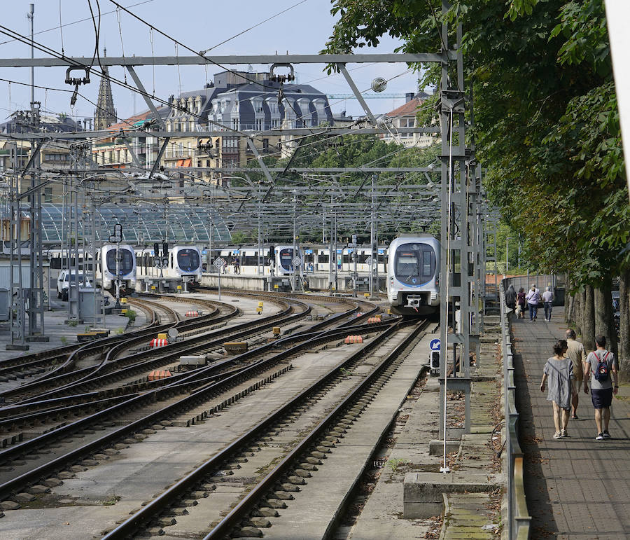 Este martes se ha dado el primer paso para la futura urbanización de la playa de vías de Amara-Easo que quedará libre cuando concluyan las obras de la variante del Topo. El Gobierno Vasco y el Ayuntamiento de San Sebastián han rubricado un convenio. Se prevé que dentro de cuatro años, una vez que finalicen las obras de soterramiento de la línea Hendaia-San Sebastián-Lasarte/Oria de Euskotren, conocida como 'Topo', se empiece a actuar sobre el citado espacio con una superficie de 21.000 metros cuadrados entre la plaza Easo y el ámbito de Morlans.