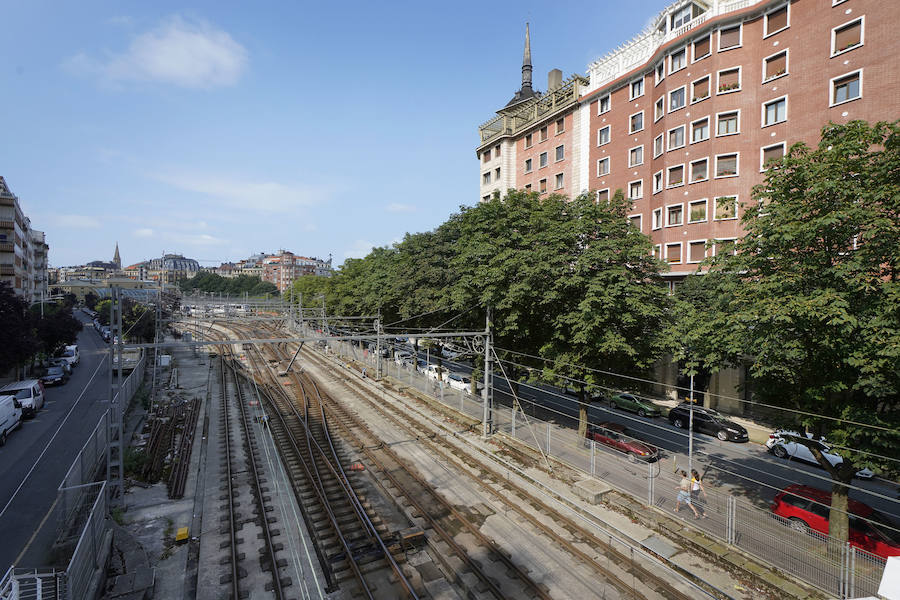 Este martes se ha dado el primer paso para la futura urbanización de la playa de vías de Amara-Easo que quedará libre cuando concluyan las obras de la variante del Topo. El Gobierno Vasco y el Ayuntamiento de San Sebastián han rubricado un convenio. Se prevé que dentro de cuatro años, una vez que finalicen las obras de soterramiento de la línea Hendaia-San Sebastián-Lasarte/Oria de Euskotren, conocida como 'Topo', se empiece a actuar sobre el citado espacio con una superficie de 21.000 metros cuadrados entre la plaza Easo y el ámbito de Morlans.