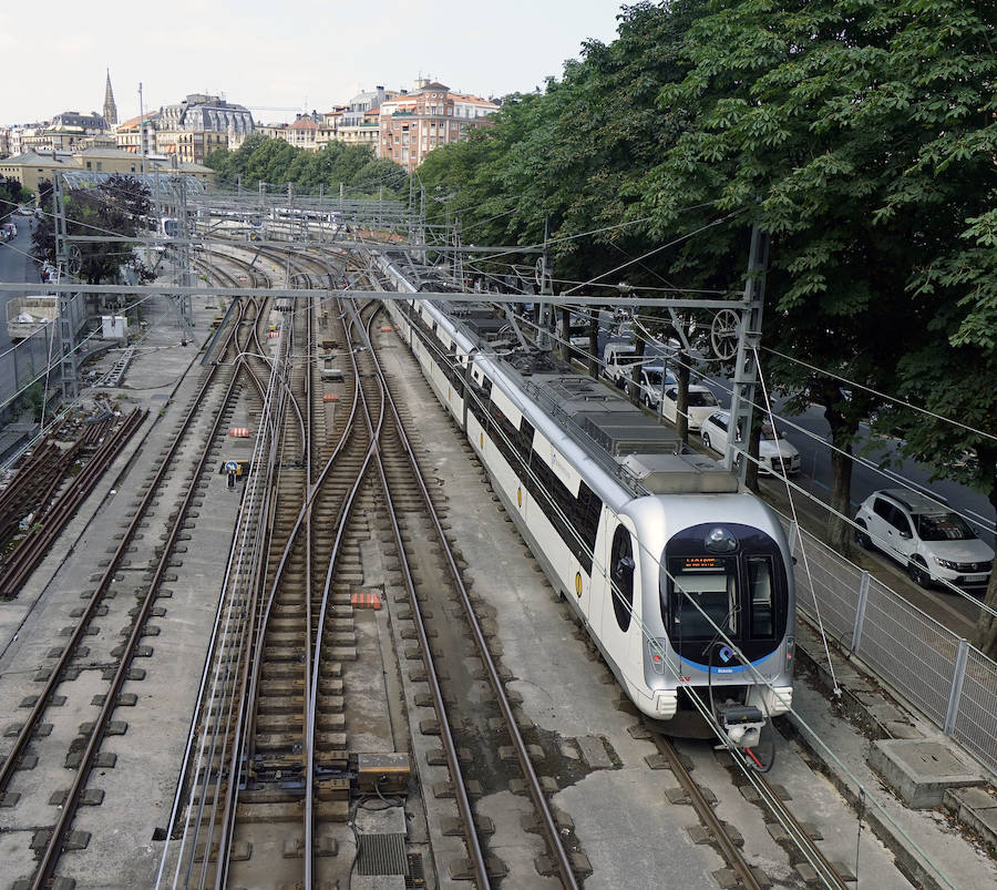 Este martes se ha dado el primer paso para la futura urbanización de la playa de vías de Amara-Easo que quedará libre cuando concluyan las obras de la variante del Topo. El Gobierno Vasco y el Ayuntamiento de San Sebastián han rubricado un convenio. Se prevé que dentro de cuatro años, una vez que finalicen las obras de soterramiento de la línea Hendaia-San Sebastián-Lasarte/Oria de Euskotren, conocida como 'Topo', se empiece a actuar sobre el citado espacio con una superficie de 21.000 metros cuadrados entre la plaza Easo y el ámbito de Morlans.