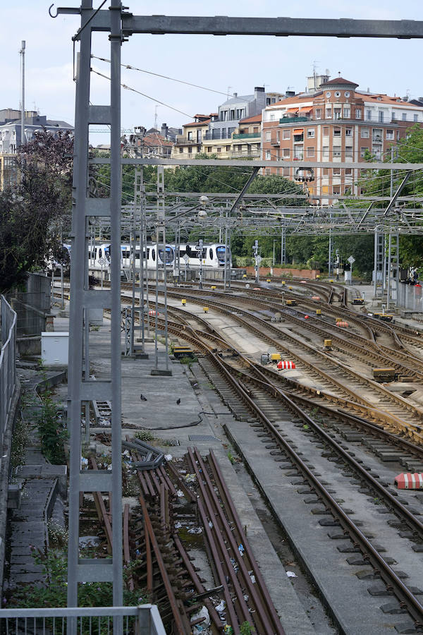 Este martes se ha dado el primer paso para la futura urbanización de la playa de vías de Amara-Easo que quedará libre cuando concluyan las obras de la variante del Topo. El Gobierno Vasco y el Ayuntamiento de San Sebastián han rubricado un convenio. Se prevé que dentro de cuatro años, una vez que finalicen las obras de soterramiento de la línea Hendaia-San Sebastián-Lasarte/Oria de Euskotren, conocida como 'Topo', se empiece a actuar sobre el citado espacio con una superficie de 21.000 metros cuadrados entre la plaza Easo y el ámbito de Morlans.