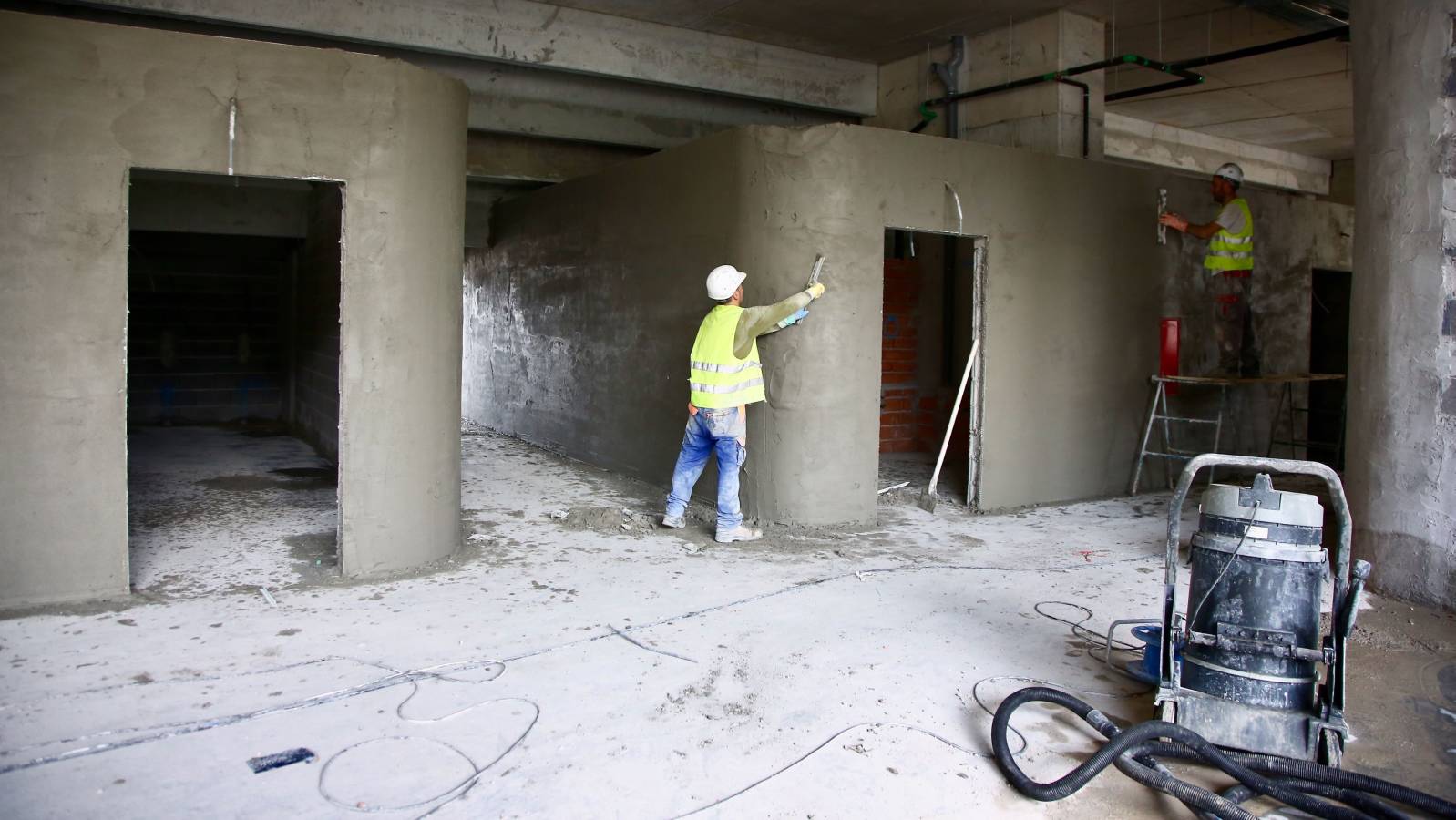 En los últimos días se está procediendo a bajar el terreno de juego de Anoeta y está previsto que el 31 de julio esté totalmente excavado para que se pueda proceder a la colocación de los paquetes del terreno de juego. Se están sellando las gradas en Anoeta y se han comenzado a colocar las bancadas sobre las que se colocarán los asientos. Por otro lado, empieza a verse tabiquería de aseos y bares, se están hormigonando las losas sobre las que se colocarán las gradas de tribunas bajas y también se sigue con los trabajos del zócalo este.