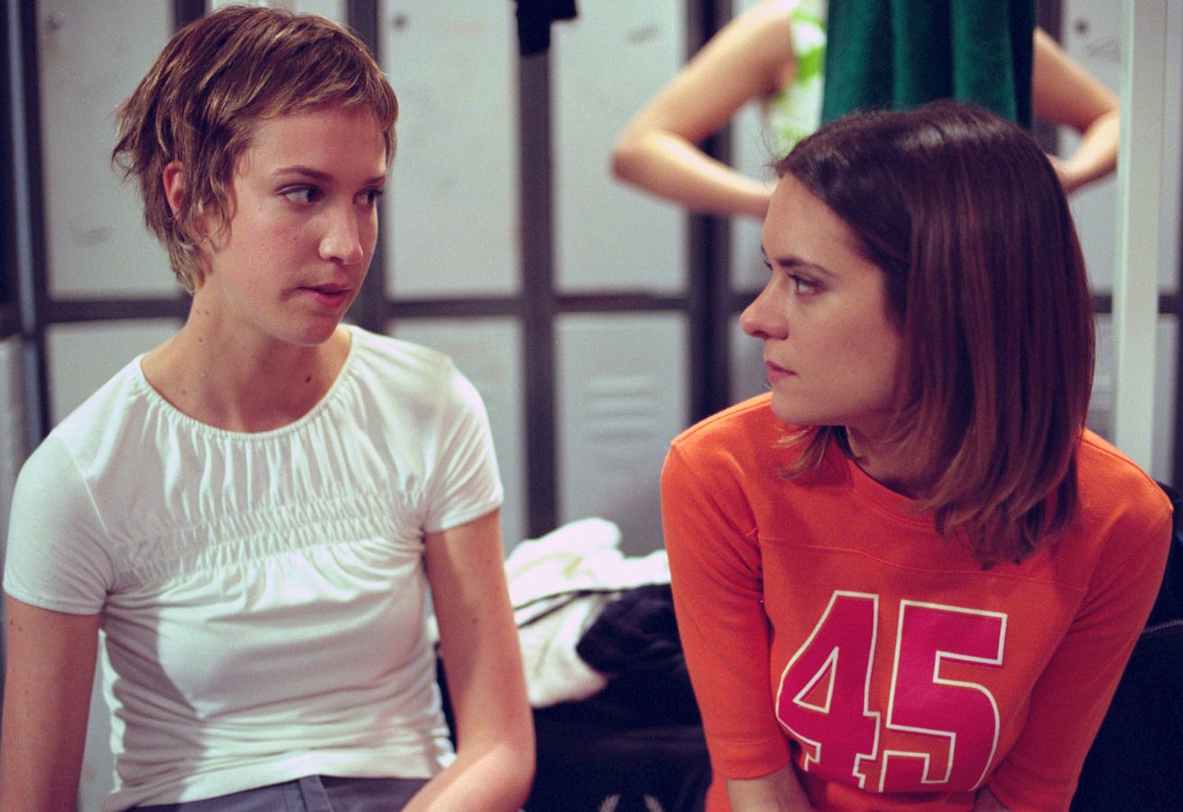 El pasado marzo la mítica serie 'Compañeros' cumplió 20 años. A partir de 1998 los jóvenes españoles se metieron de lleno en la vida y los problemas de los estudiantes y profesores del colegio madrileño Azcona. ¿Cómo han cambiado los actores desde entonces? En Las Provincias hacemos un recorrido por el antes y el después de los personajes principales de 'Compañeros'. Así lucen Sara, Valle o César después de dos décadas