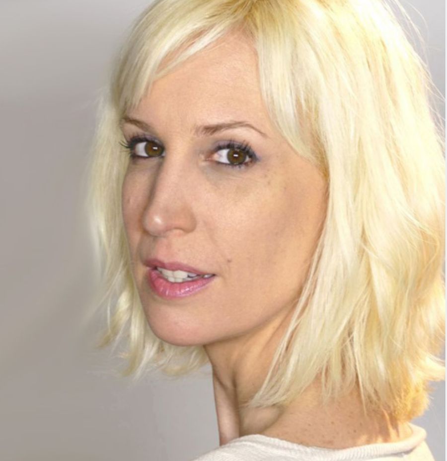 El pasado marzo la mítica serie 'Compañeros' cumplió 20 años. A partir de 1998 los jóvenes españoles se metieron de lleno en la vida y los problemas de los estudiantes y profesores del colegio madrileño Azcona. ¿Cómo han cambiado los actores desde entonces? En Las Provincias hacemos un recorrido por el antes y el después de los personajes principales de 'Compañeros'. Así lucen Sara, Valle o César después de dos décadas