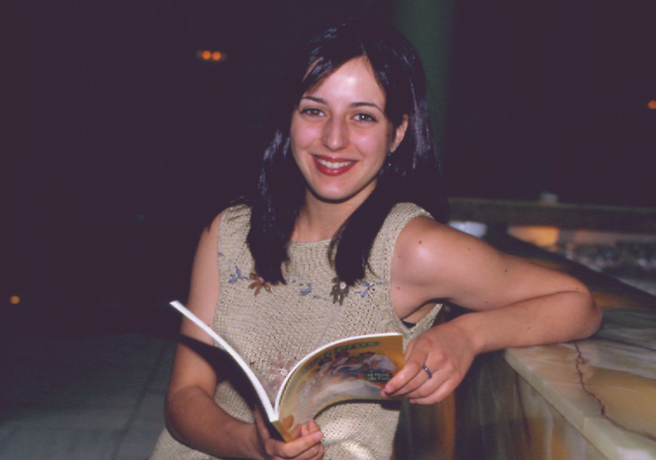 El pasado marzo la mítica serie 'Compañeros' cumplió 20 años. A partir de 1998 los jóvenes españoles se metieron de lleno en la vida y los problemas de los estudiantes y profesores del colegio madrileño Azcona. ¿Cómo han cambiado los actores desde entonces? En Las Provincias hacemos un recorrido por el antes y el después de los personajes principales de 'Compañeros'. Así lucen Sara, Valle o César después de dos décadas