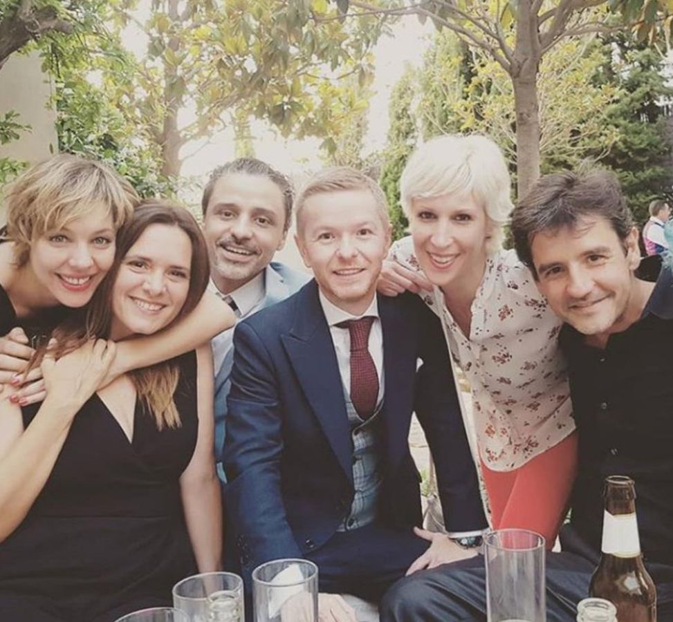 El pasado marzo la mítica serie 'Compañeros' cumplió 20 años. A partir de 1998 los jóvenes españoles se metieron de lleno en la vida y los problemas de los estudiantes y profesores del colegio madrileño Azcona. ¿Cómo han cambiado los actores desde entonces? En Las Provincias hacemos un recorrido por el antes y el después de los personajes principales de 'Compañeros'. Así lucen Sara, Valle o César después de dos décadas