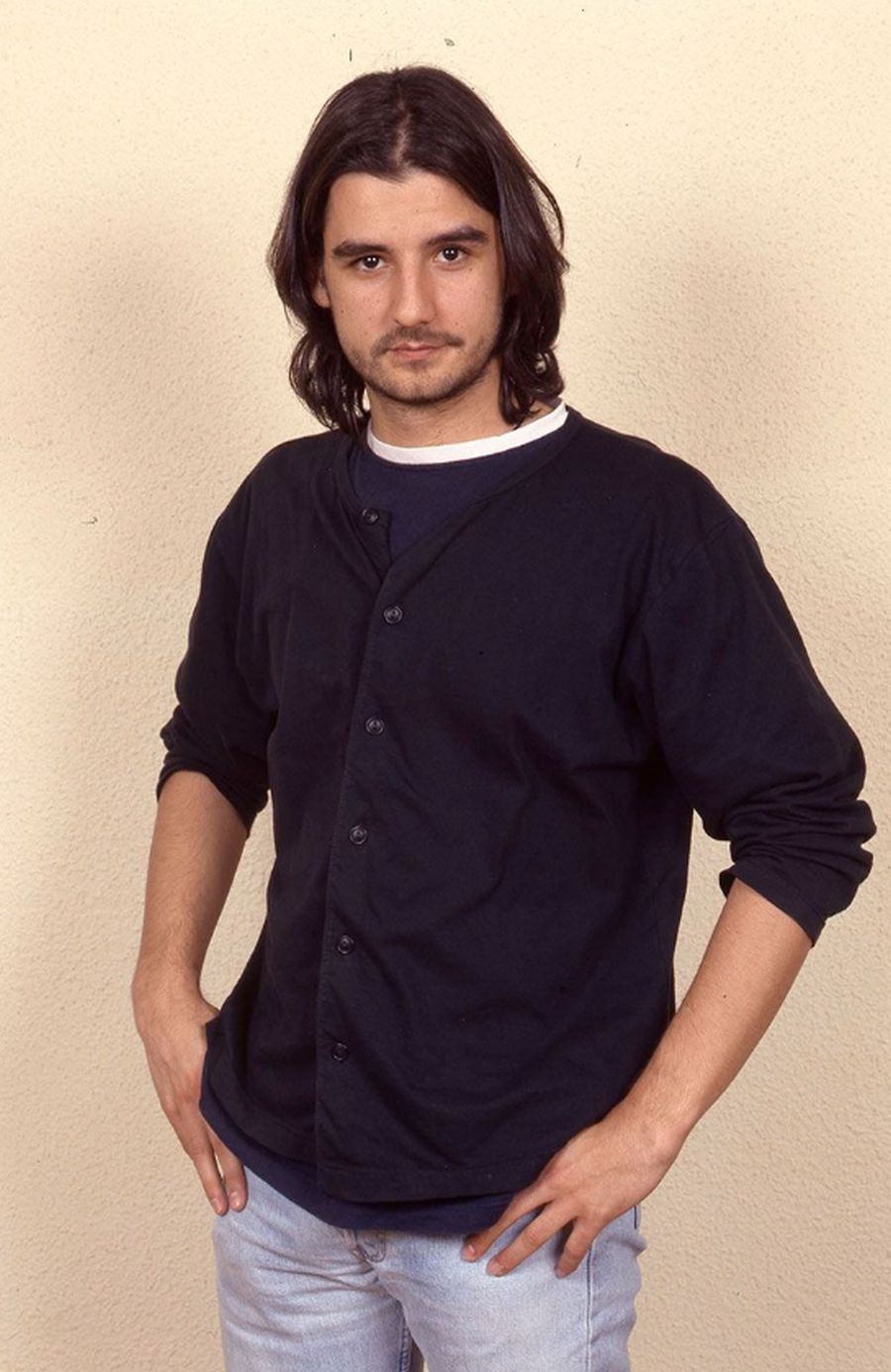 El pasado marzo la mítica serie 'Compañeros' cumplió 20 años. A partir de 1998 los jóvenes españoles se metieron de lleno en la vida y los problemas de los estudiantes y profesores del colegio madrileño Azcona. ¿Cómo han cambiado los actores desde entonces? En Las Provincias hacemos un recorrido por el antes y el después de los personajes principales de 'Compañeros'. Así lucen Sara, Valle o César después de dos décadas