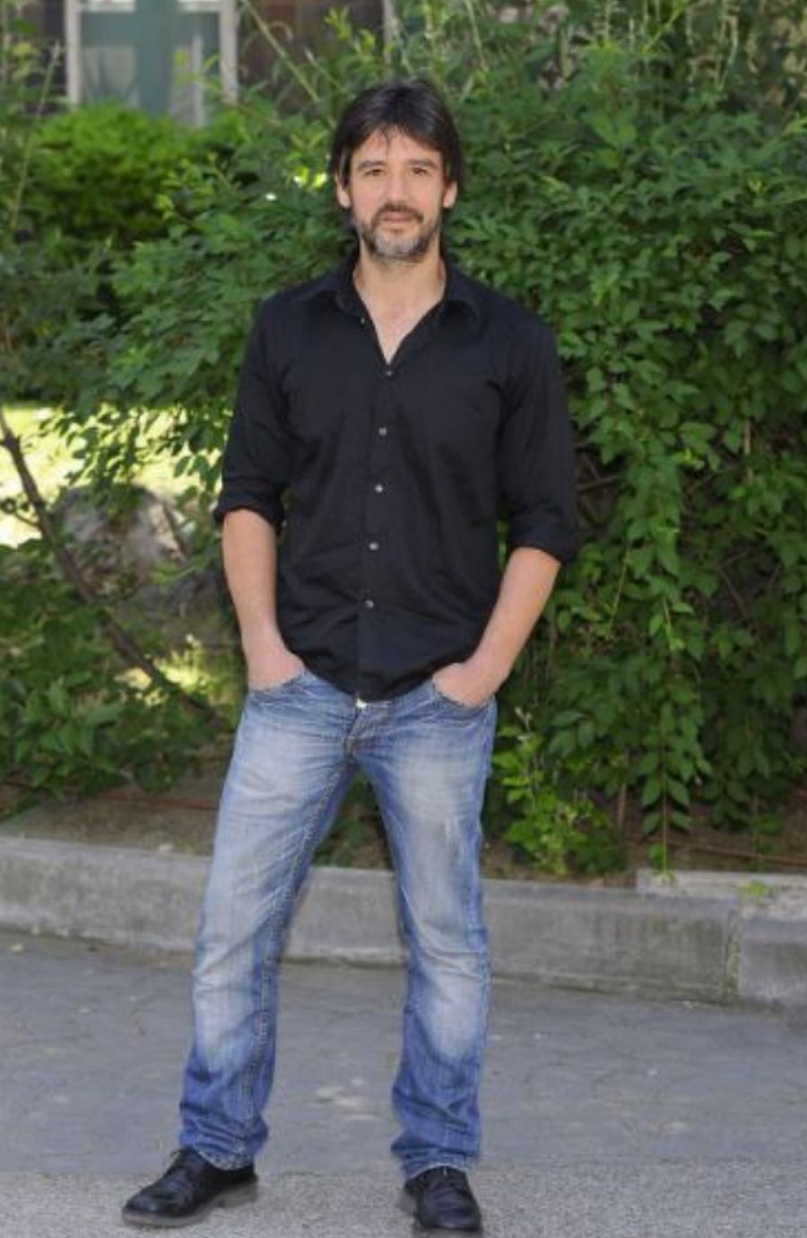 El pasado marzo la mítica serie 'Compañeros' cumplió 20 años. A partir de 1998 los jóvenes españoles se metieron de lleno en la vida y los problemas de los estudiantes y profesores del colegio madrileño Azcona. ¿Cómo han cambiado los actores desde entonces? En Las Provincias hacemos un recorrido por el antes y el después de los personajes principales de 'Compañeros'. Así lucen Sara, Valle o César después de dos décadas