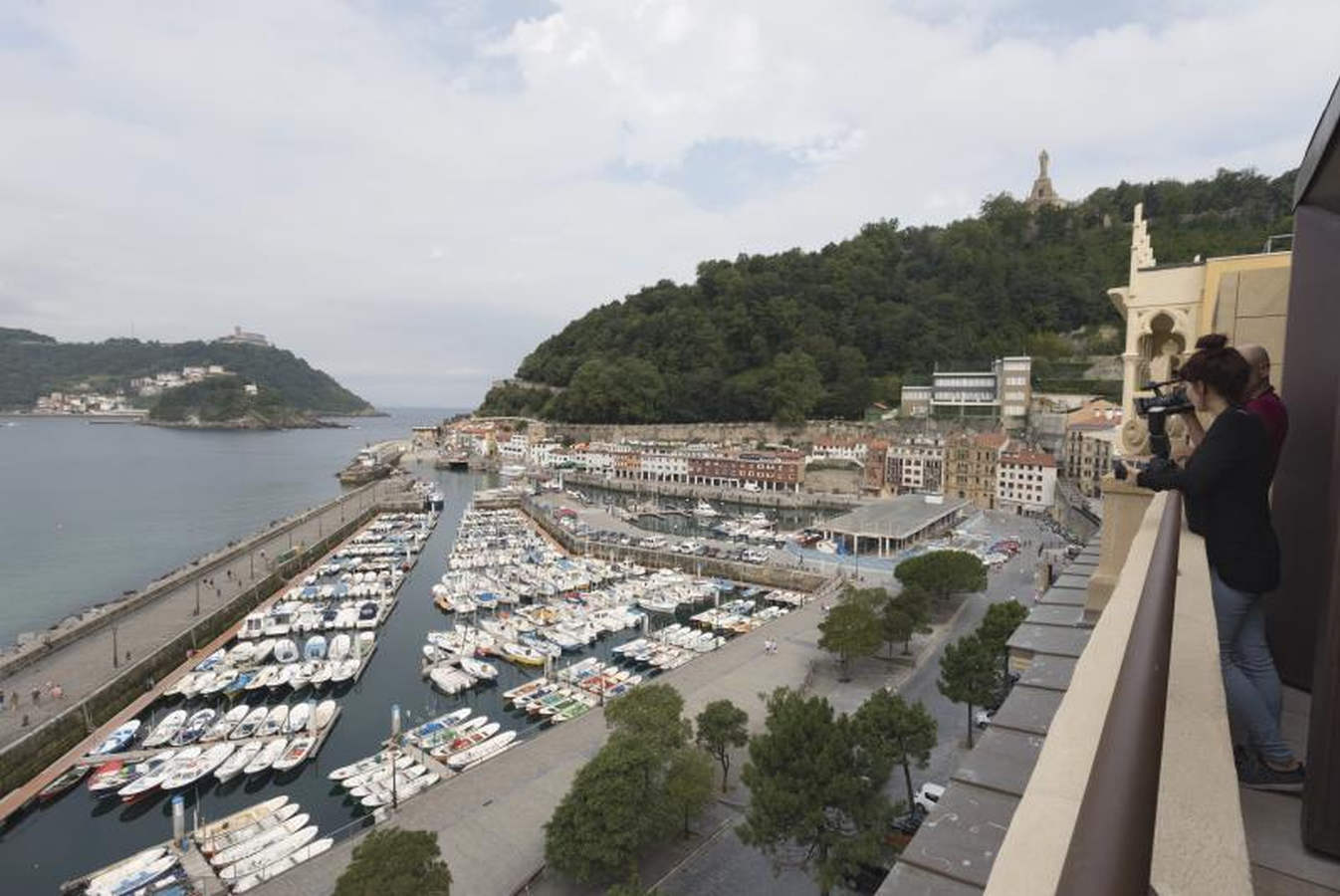 Desde la azotea pueden disfrutarse vistas panorámicas de la Parte Vieja, el Ayuntamiento, el Náutico y la bahía de La Concha. Mesas, sillas, hamacas y sombrillas completan este servicio del alojamiento, que tendrá cuatro estrellas y 58 habitaciones