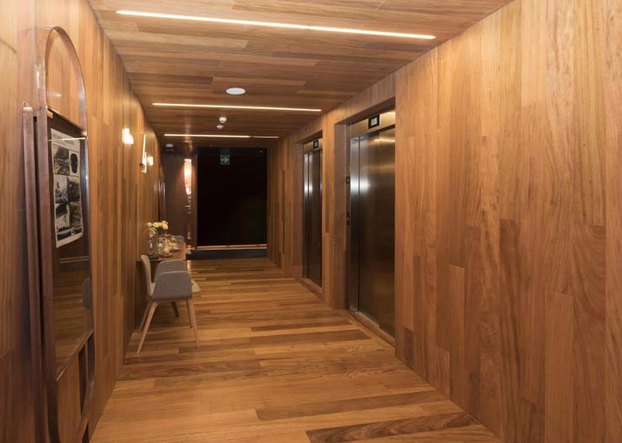 Desde la azotea pueden disfrutarse vistas panorámicas de la Parte Vieja, el Ayuntamiento, el Náutico y la bahía de La Concha. Mesas, sillas, hamacas y sombrillas completan este servicio del alojamiento, que tendrá cuatro estrellas y 58 habitaciones