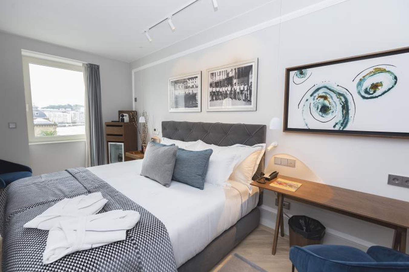 Desde la azotea pueden disfrutarse vistas panorámicas de la Parte Vieja, el Ayuntamiento, el Náutico y la bahía de La Concha. Mesas, sillas, hamacas y sombrillas completan este servicio del alojamiento, que tendrá cuatro estrellas y 58 habitaciones