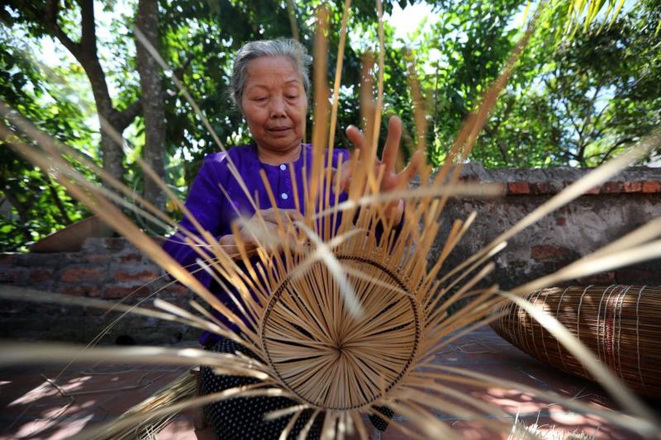 La aldea de Thu Sy, en Vietnam, es famosa por su costumbre de tejer macetas para pescar siendo una de sus mayores fuentes de ingresos.
