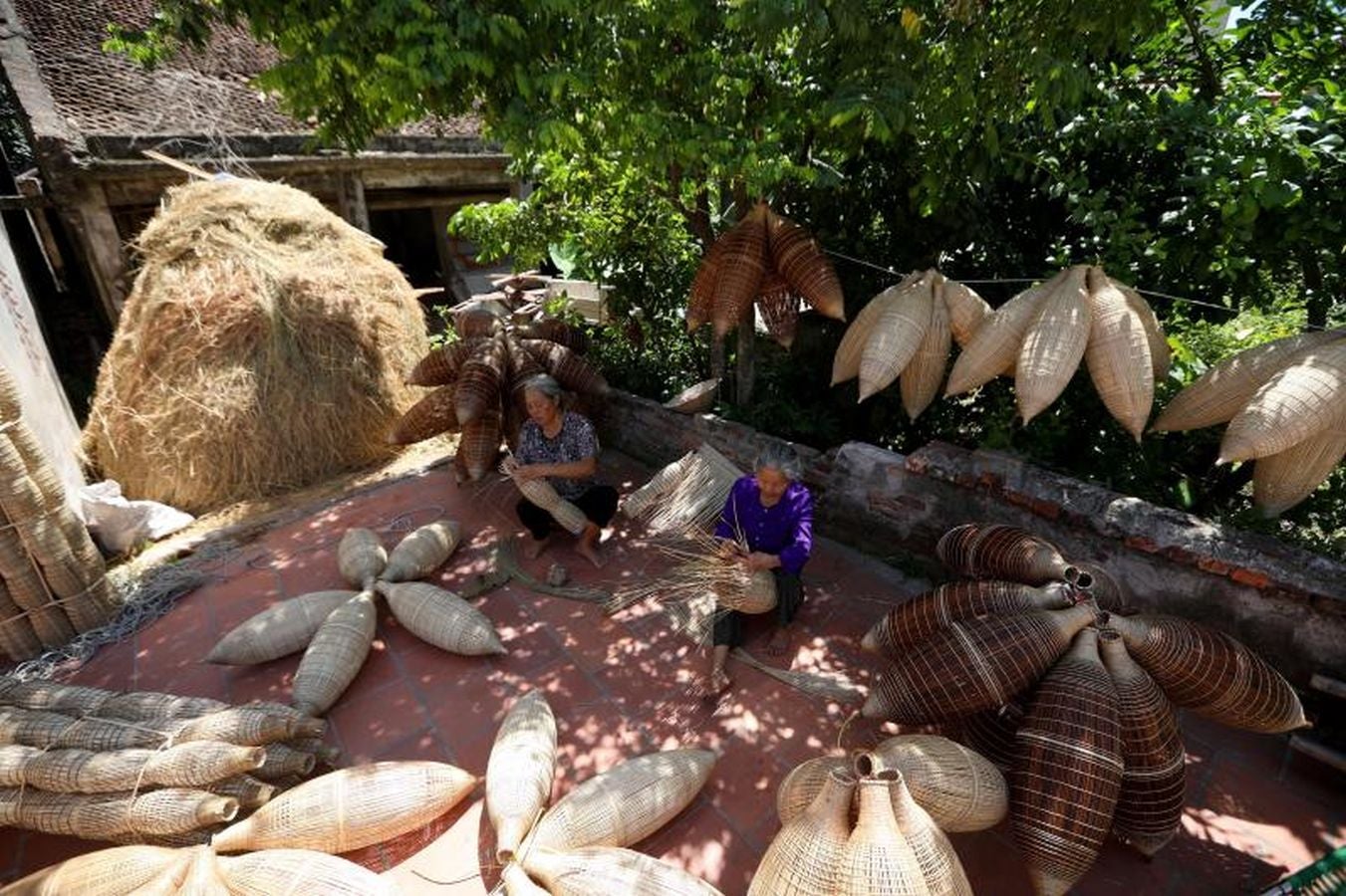 La aldea de Thu Sy, en Vietnam, es famosa por su costumbre de tejer macetas para pescar siendo una de sus mayores fuentes de ingresos.