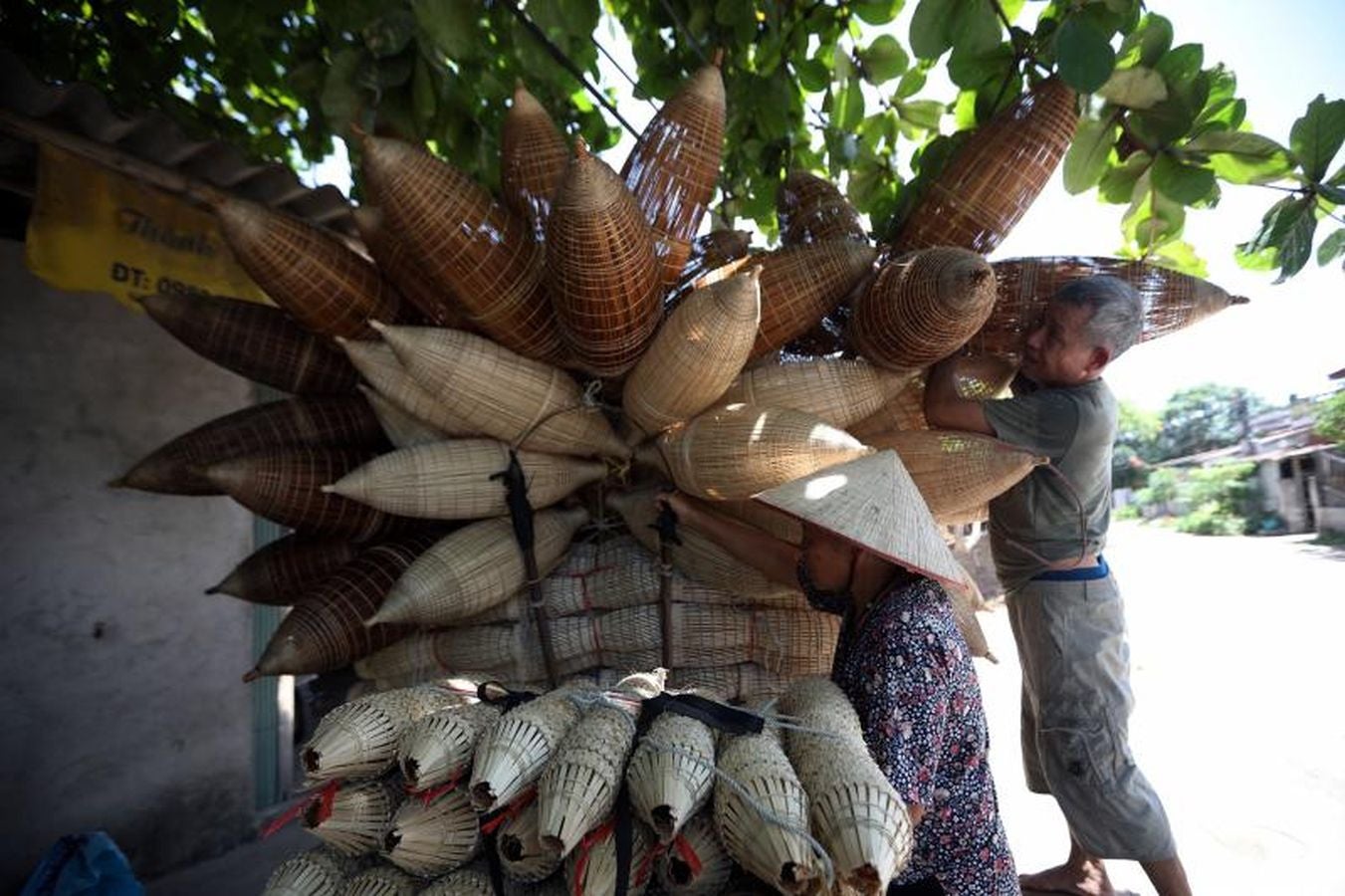 La aldea de Thu Sy, en Vietnam, es famosa por su costumbre de tejer macetas para pescar siendo una de sus mayores fuentes de ingresos.