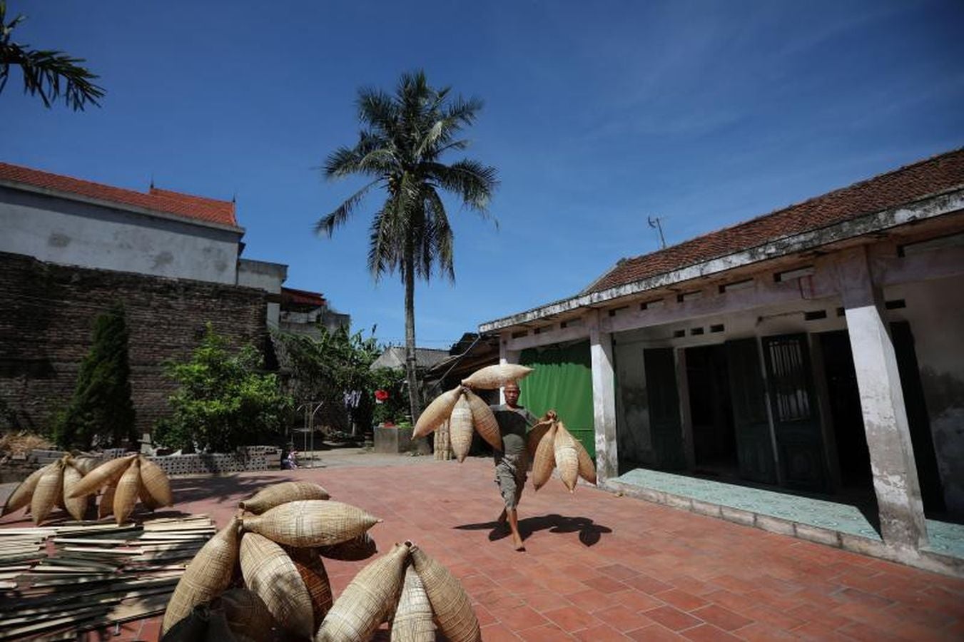 La aldea de Thu Sy, en Vietnam, es famosa por su costumbre de tejer macetas para pescar siendo una de sus mayores fuentes de ingresos.
