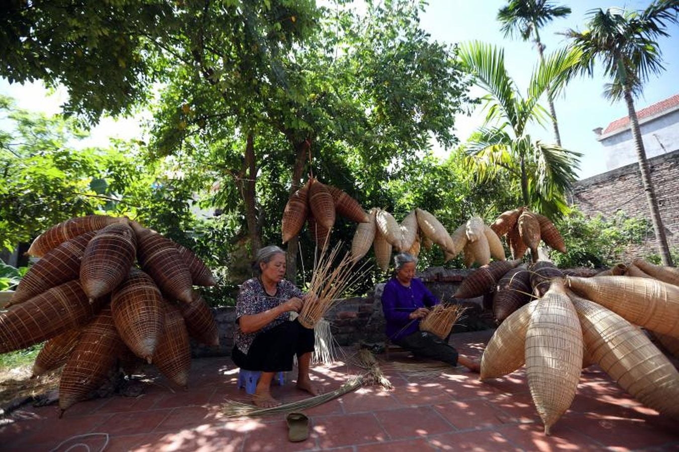 La aldea de Thu Sy, en Vietnam, es famosa por su costumbre de tejer macetas para pescar siendo una de sus mayores fuentes de ingresos.
