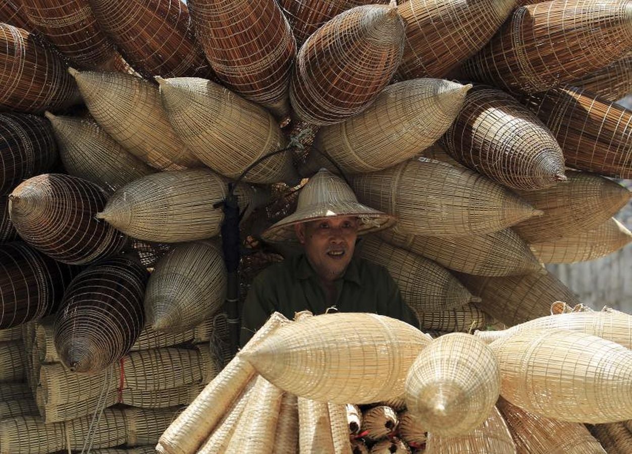 La aldea de Thu Sy, en Vietnam, es famosa por su costumbre de tejer macetas para pescar siendo una de sus mayores fuentes de ingresos.