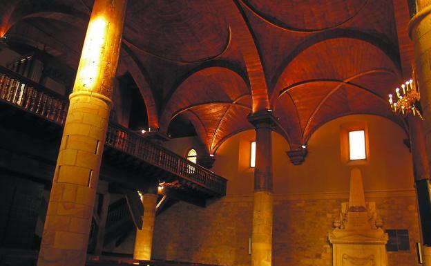 Arte. S. Martín de Tours se yergue hermoso con un interior donde reinan la piedra y la madera. 
