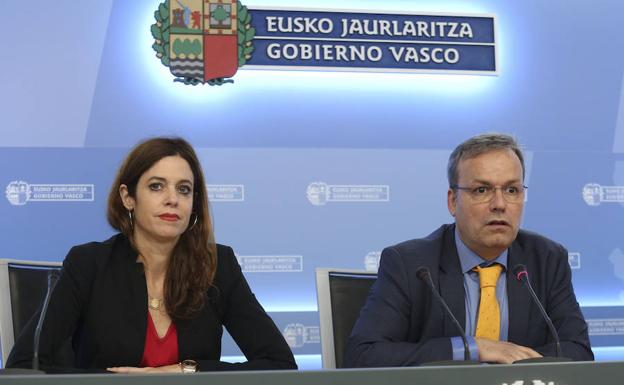 Maider Etxebarria y Alfredo Retortillo, en la rueda de prensa. 