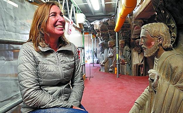 Ana Laborde, junto a la talla del apóstol Santiago antes de su restauración.