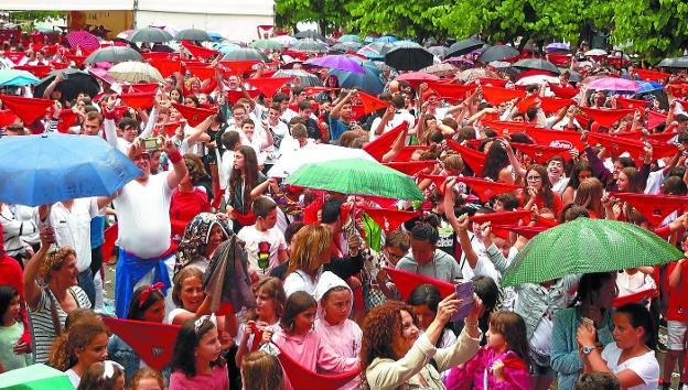 El mar de pañuelos rojos inundó la Alameda Gure Zumardia ganando la batalla a los paraguas que portaban algunos espectadores.
