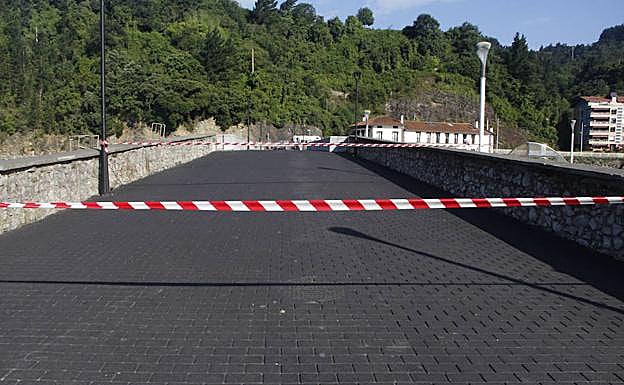 Imagen principal - No ha habido que lamentar heridos tras la caída de parte del puente. 