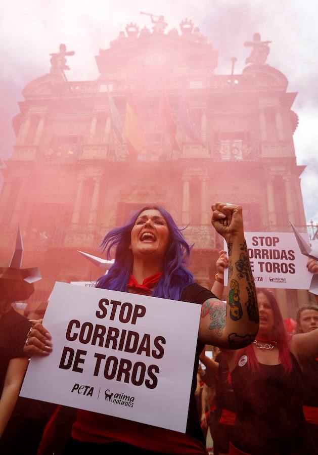 Las organizaciones animalistas Personas por el Trato Ético de los Animales (PETA) y AnimaNaturalis se han concentrado este jueves, víspera del comienzo de los Sanfermines, en una protesta antitaurina que ha tenido lugar en la plaza Consistorial, frente al Ayuntamiento de Pamplona.