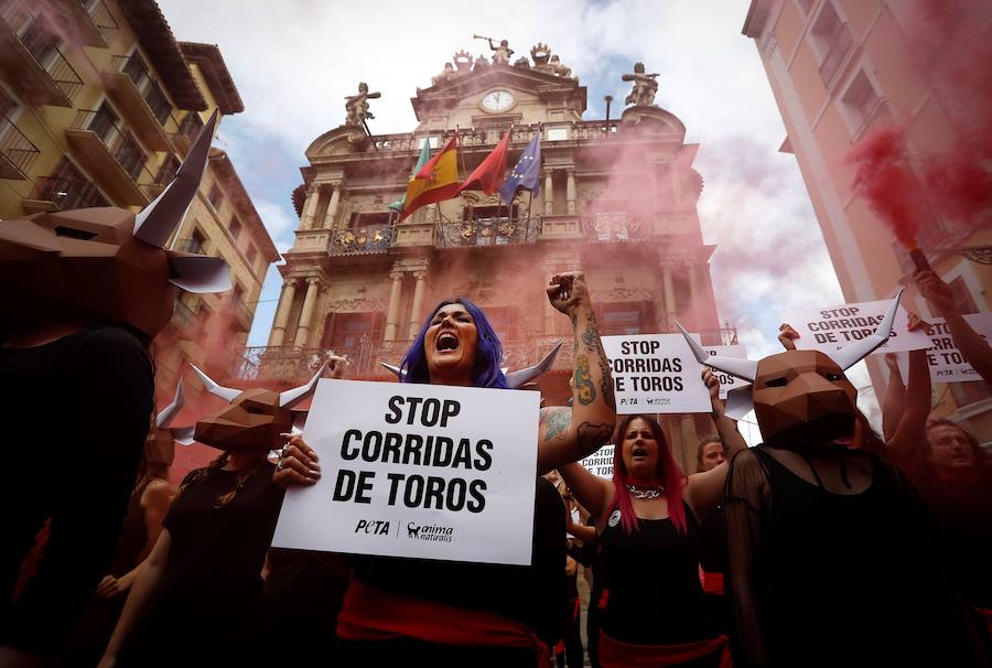 Las organizaciones animalistas Personas por el Trato Ético de los Animales (PETA) y AnimaNaturalis se han concentrado este jueves, víspera del comienzo de los Sanfermines, en una protesta antitaurina que ha tenido lugar en la plaza Consistorial, frente al Ayuntamiento de Pamplona.